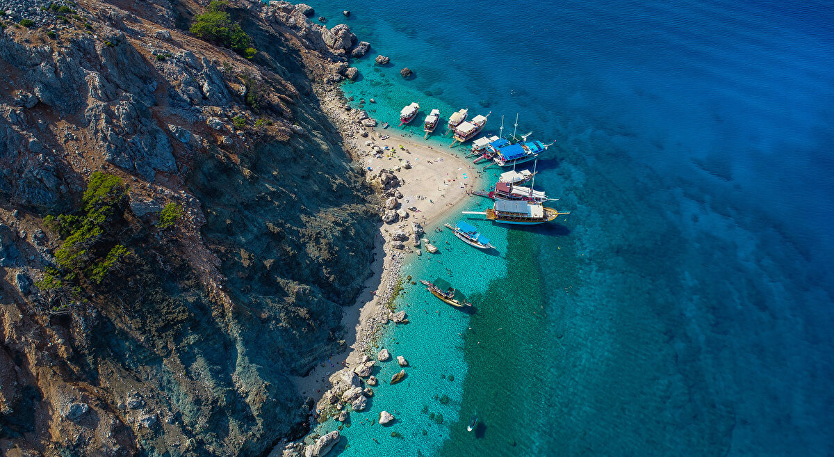 640 kilometre sahil bandında 233’ü plaj ve 5 marina ile Türkiye’de mavi bayrak listesinde 1’inciliğini koruyan Antalya, el değmemiş bakir koylarıyla da dikkat çekiyor. Her yıl milyonlarca yerli ve yabancı turist ağırlayan kentte yaz tatilinin en çok ilgi gören doğal değerlerinden biri de Kumluca ilçesindeki Suluada. Suluada, Akdeniz açıklarında başta Adrasan olmak üzere Çıralı, Olimpos, Mavikent gibi yöredeki diğer tatil beldelerinden yoğun tekne turları alıyor. Biri 50, diğeri 120 metre bembeyaz kumulu ve turkuaz renkli suyuyla iki plaja sahip adaya, günde 200’e yakın tekne tur düzenliyor. Turlar Adrasan koyundan çıkış ve tekrar aynı yere akşam saatlerinde dönüş olarak planlanıyor. Kişi başı ücreti 800-1000 lira arasında değişiyor. 