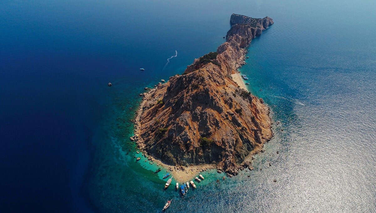 ‘ADANIN DOĞAL DENGESİ BOZULDU’<br><br>Adrasan’da otel işletmeciliği yapan aynı zamanda Adrasan Gelişim Derneği Başkanı Serkan Konuralp, teknelerin ilk başlarda sayılarının 30-40 civarı olduğunu ve daha kontrollü olduğunu söyledi. Ancak bugünlerde kontrolün elden çıktığını belirten Konuralp, “Suluada’nın çok meşhur olmasıyla günde iki tur düzenlenir oldu. Kabaca günde 6 bin kişi adayı görmeye geliyor. 180 tekne var burada. Kontrol edilememesi bizi çok üzüyor. Şu an fiziki şartlarımız yetersiz. Daha iyi bir toplama alanına ihtiyaç var. Yüzme alanı da çok daraldı. Konuklar buraya yüzmek için geliyor. Yüzemiyor ve şikayet ediyorlar" dedi. Konuralp, Suluada’nın bu yoğunlukla doğal dengesinin de bozulduğunu söyledi.