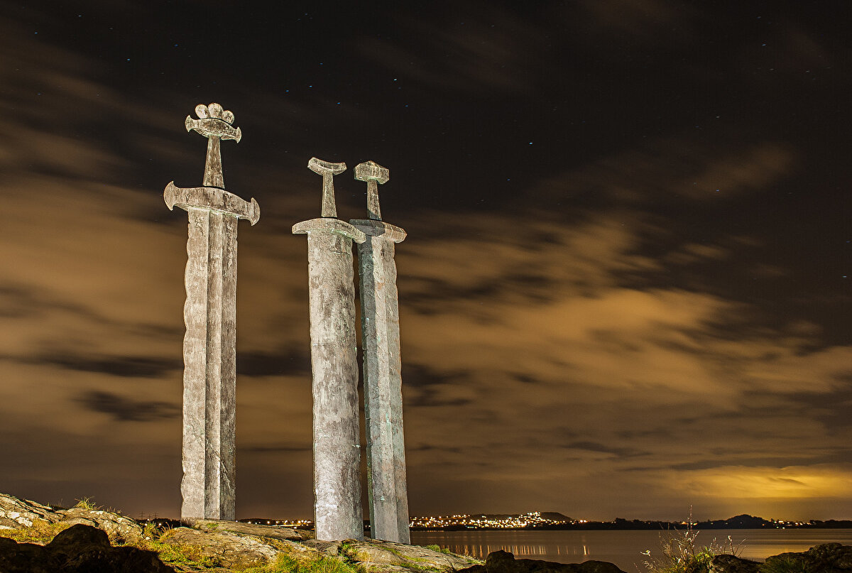 Sverd i Fjell - Norveç<br><br>Norveç'in Stavanger şehrinin dışındaki Hafrsfjord'da bulunan anıttır. Anıt heykeltıraş Fritz Røed tarafından yapılmış, Norveç kralı V. Olav tarafından açılışı yapılmıştır. Bu üç kılıç 10 metre boyundadır ve fiyordun yakınındaki tepede kayaya dikilidir.