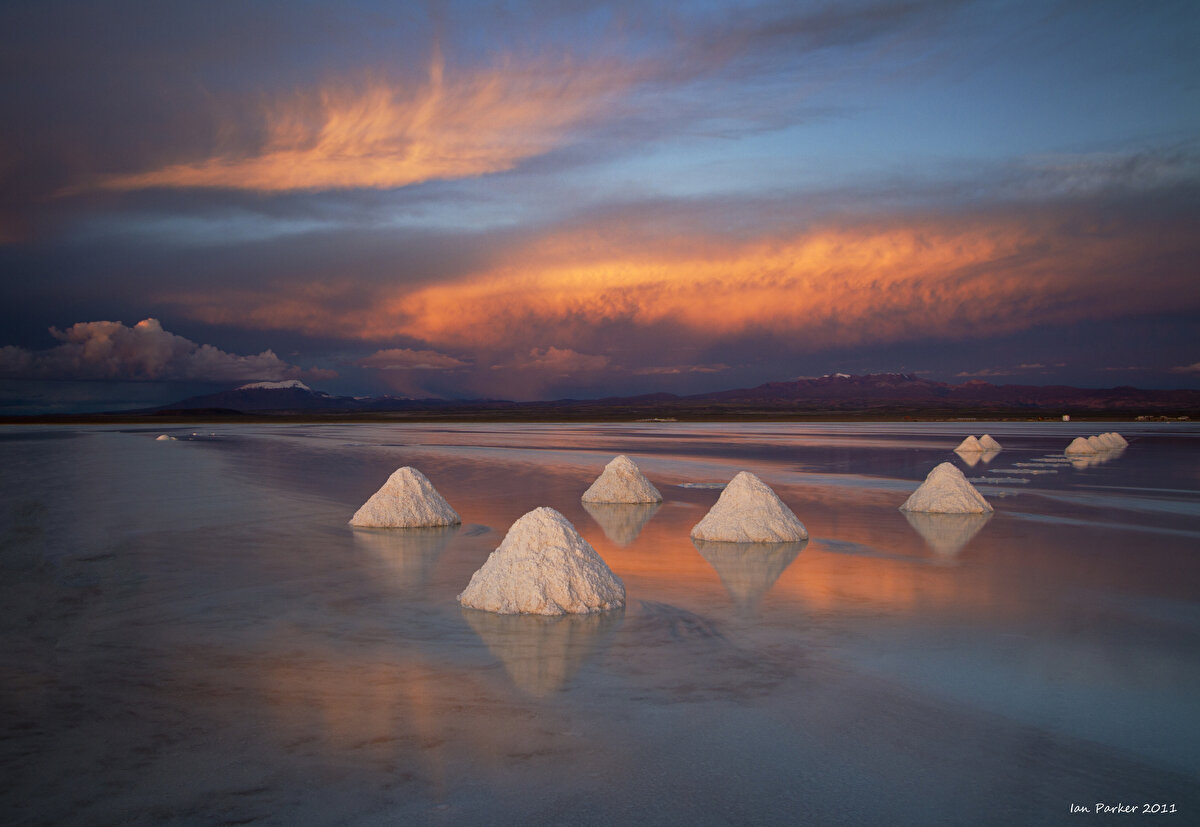 Salar de Uyuni - Bolivya<br><br>Salar de Uyuni, 10.582 km² alanıyla Dünya'nın en büyük tuz göllerinden biri. Bolivya'nın güneybatısında, 3.653 m yükseklikte bulunur ve Titikaka Gölü ile beraber Altiplano Platosu'nun tabiat açısından doruk noktası olarak kabul edilir.