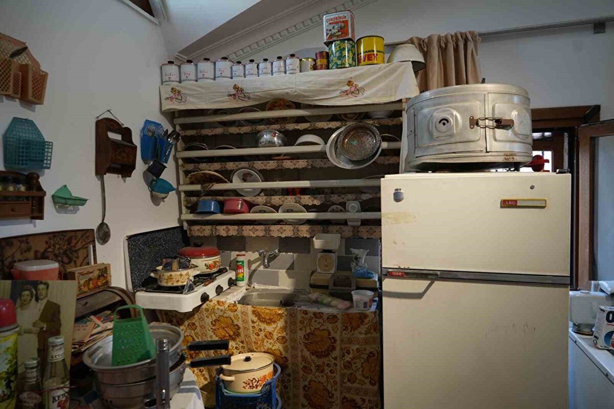 Koleksiyonumda yaklaşık 15 bine yakın parçam var buradaki objelerin neredeyse hepsi koruma altına alındı. Gramajlarına kadar hepsi belli buradaki objeleri satmamız imkansız. Bazen gelen misafirlerimiz ürünleri çok beğenip satın almak istiyor. Maalesef ürünleri satışını yapamıyoruz.