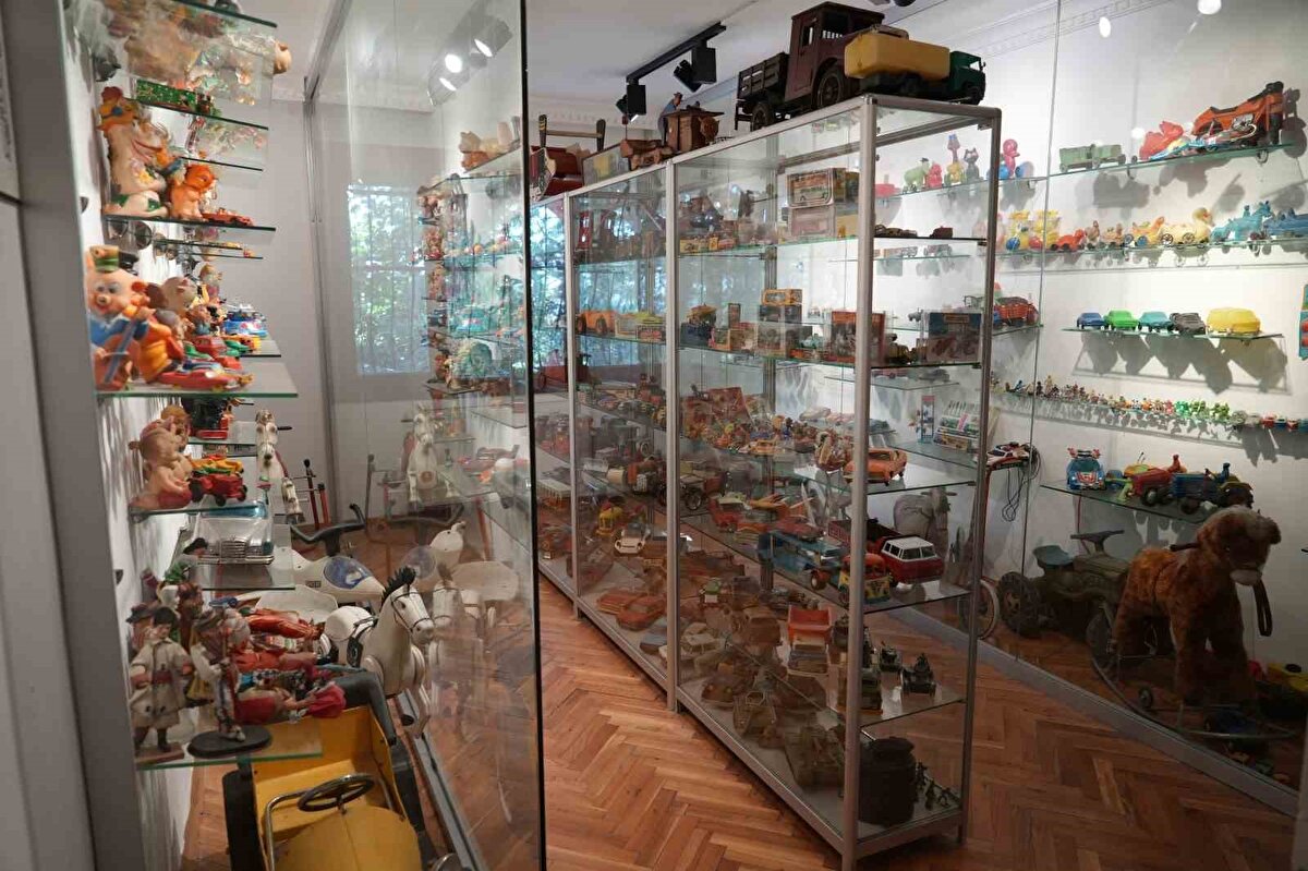 Geçmişe yolculuk etmek için bazen eski bir eşyanın görüntüsü bile yetiyor. Çocukluğundan beri oyuncaklarını biriktirerek koleksiyonerliğin ilk adımlarını atan Hakan Çelik, 1980’ler ve 1990’lı yıllarda kullanılan ev eşyaları, okul eşyaları, bakkal ve oyuncakları yıllar içerisinde topladı. 15 bin adet farklı ürünü bir araya getirip daha sonra müze oluşturmayı düşündü.