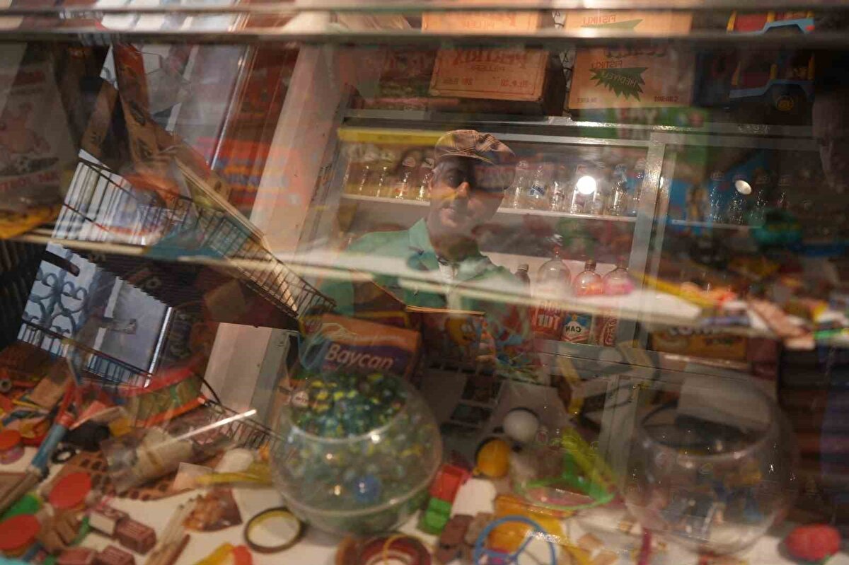 Topladığı ürünlerin hepsinin gramajı ve rengine kadar kayda aldı. Çelik, ziyarete gelen vatandaşların geçmişlerine ait ürünleri satın almak istediklerini ancak hiçbir ürünü satmadıklarını ifade ediyor. Müzeye gelen bir kişi ise ortalama 3-4 saat zaman geçirebiliyor. Unutulan, tarihe karışan markaların dağıttığı hediye ürünlerden, tüplü televizyonlara, eski beyaz eşyalardan, Kemal Sunal’ın filmlerde kullandığı sahte paralara kadar birçok farklı ürünlerin bulunduğu müze, görenlerin büyük beğenisini topluyor. Müzenin içerisinde eski ev hayatını, okul hayatını ve bakkal ortamını anlatan bir bölüm de bulunuyor. Ayrıca Müzede yakın zamanda eski hastane ortamını anlatan bir bölüm açılması hedefleniyor.