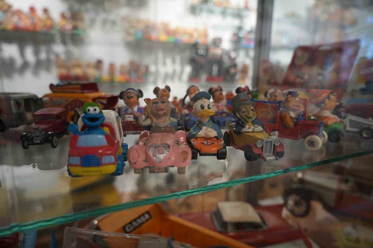 Buraya gelenler geçmişinde bir anıyı muhakkak yakalayacaktır. Gelen misafirlerimiz buradan 2-3 saatte çıkamıyorlar. Buradaki ürünleri eskiden aldığım için çok uyguna aldım. Örneğin 15 liraya aldığım bir araba şu anki değeri 2 bin 500 Euro. Türkiye’nin 50’den fazla ilini köy köy dolaştım zaman benim için paradan daha önemli oluyor” diye konuştu.