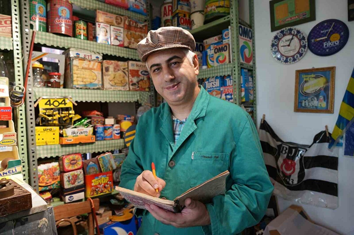 “Koleksiyonumda yaklaşık 15 bine yakın parçam var”<br>Koleksiyoner Hakan Çelik, çocukluk oyuncaklarını toplayarak işe başladığını belirterek, “Komşumuzun oyuncaklarını satın alırdım. Oyuncakları biriktirme işi bakkal kutularına döndü, daha sonra eski sınıflarda olan malzemeleri toplamaya başladım. Daha fazla koleksiyonum büyümeye başladı evi eşimle beraber ne yapacağımızı düşündük ve müze açmayı düşündük. En azından müze ile sakladığım objeler koruma altına alınmış olacaktır.