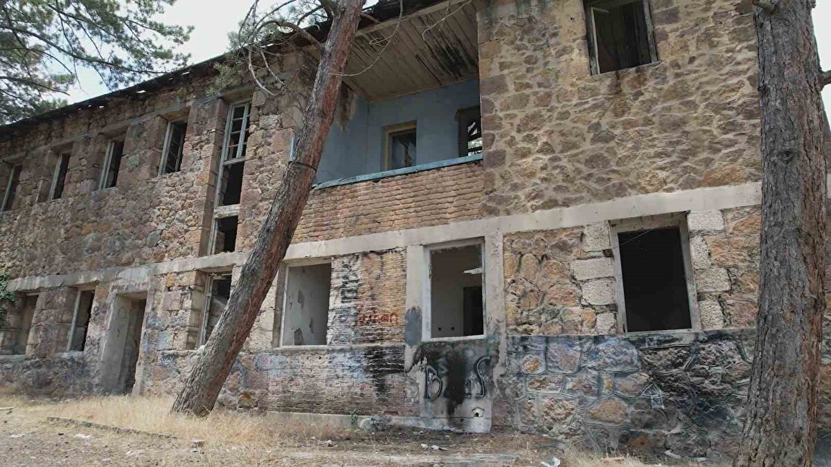 “Zaten köyde iki kişi yaşıyormuş”<br>Abdullah Demir de buldukları adamın öldüğünü anlayınca hemen güvenlik güçlerini aradıklarını kaydederek, “Cenazenin öldüğünü anlayınca hemen polisi aramak aklımıza geldi. Polisi aradık ve Jandarma ekipleri geldi. Çünkü orası jandarma bölgesiymiş. Ambulans da geldi. Ambulanstaki çalışanlar ve jandarmalar kokudan ilk başta yanaşamadılar. Cenazenin ne zaman öldüğünü tam bilmiyorum. Zaten köyde iki kişi yaşıyormuş. Bu iki kişiden biri olan bu amcanın gece gece vefat ettiğini söylüyorlar ama ne kadar doğru olduğunu bilmiyorum. Olay sonrasında jandarma ekipleri ifadelerimizi aldılar. İfadeden sonra bıraktılar bizi. Aslında köy heyelandan dolayı boşaltılmış. Fakat bazı sosyal medya içerik üreticileri ‘cinli köy’ olarak paylaşmış burayı köyün muhtarı da gelip ‘öyle bir şey yok’ dedi bize. Biz de aslında bunu araştırmak için gelmiştik” dedi.