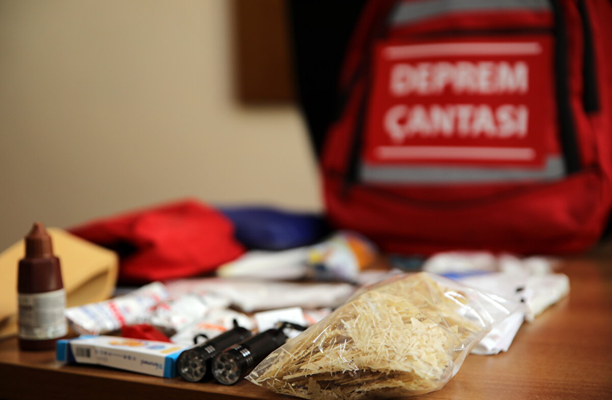 "Kaliteli hale getirebilecek bir gıda ürünü"<br><br>Proje tamamlandıktan sonra ürünün hem deprem çantaları için hem de AFAD depoları için hazır hale getirilmiş olacağını belirten Bayram, şunları kaydetti:<br><br>"Projenin temel hedefi, yeni bir süper gıda fakat bu süper gıda deprem bazlı olaylara hazır hale getirilirken bununla birlikte hem sindirim sistemini düzenleyecek hem insanı beslenme olarak ayakta tutabilecek hem kansere karşı koruyabilecek hem katı hem sıvı olarak tüketilebilecek hem hızlı hem yavaş olarak tüketilebilecek ve deprem göçüğü altında kalan insanları hayatta tutmaya yönelik bir gıda maddesi olarak tasarlandı.