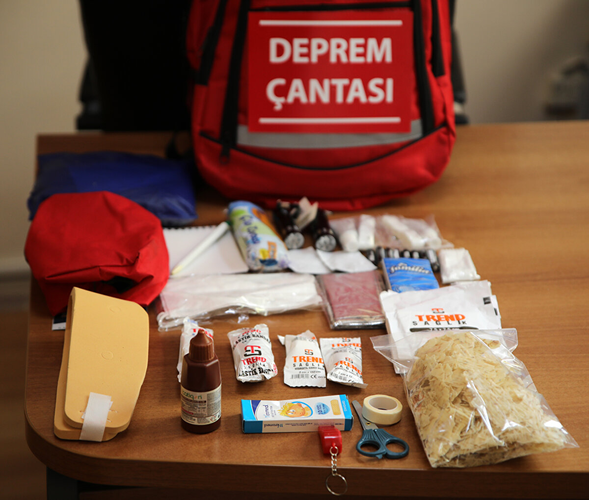 "Bu ürün süper bir gıda olacak"<br><br>Prof. Dr. Bayram, AA muhabirine, depremin ardından kişinin, süreci sağlıklı şekilde atlatabilmesinin çok önemli olduğunu söyledi.<br><br>Depremin ilk 3 gününde hiçbir yardım almadan yaşayabilme ve ayakta kalmanın kişinin kendi üzerindeki bir görev olduğuna anlatan Bayram, şunları kaydetti: