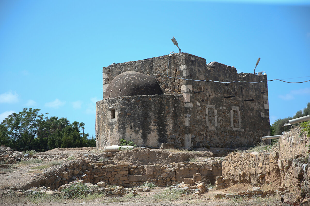 "Bütünlüğünü kaybetmemiş"<br><br>Kazı başkanı Mahmut Aydın, AA muhabirine, arkeolojik çalışmaların kalede yoğunlaştığını söyledi.<br><br>Kalenin tarihinin 2 bin 500 yıl öncesine uzandığını dile getiren Aydın, "Kalenin, Roma Dönemi'nde Kilikya bölgesinin en güçlü kalelerinden biri olduğunu biliyoruz. Çok fazla tahrip olmamış, bütünlüğünü kaybetmemiş bir yapıyla karşı karşıyayız." dedi.