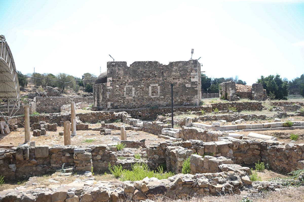 Aydın, kaleye yönelik çalışmaların önemli bulgulara erişilmesini sağlayacağını belirterek, şöyle konuştu:<br><br>"Burası, yaklaşık 2 bin yıl önce Roma'nın iç savaşının yaşandığı güçlü bir kale ama ne kadarının sağlam olduğunu bilmiyorduk. Çalışmalarımızla bunu ortaya çıkardık. Önümüzdeki 5 yıl içerisinde kaleyi ortaya çıkarıp restorasyonunu tamamlamayı planlıyoruz. Yapacağımız kazılarda önemli eserler bulmayı hedefliyoruz."