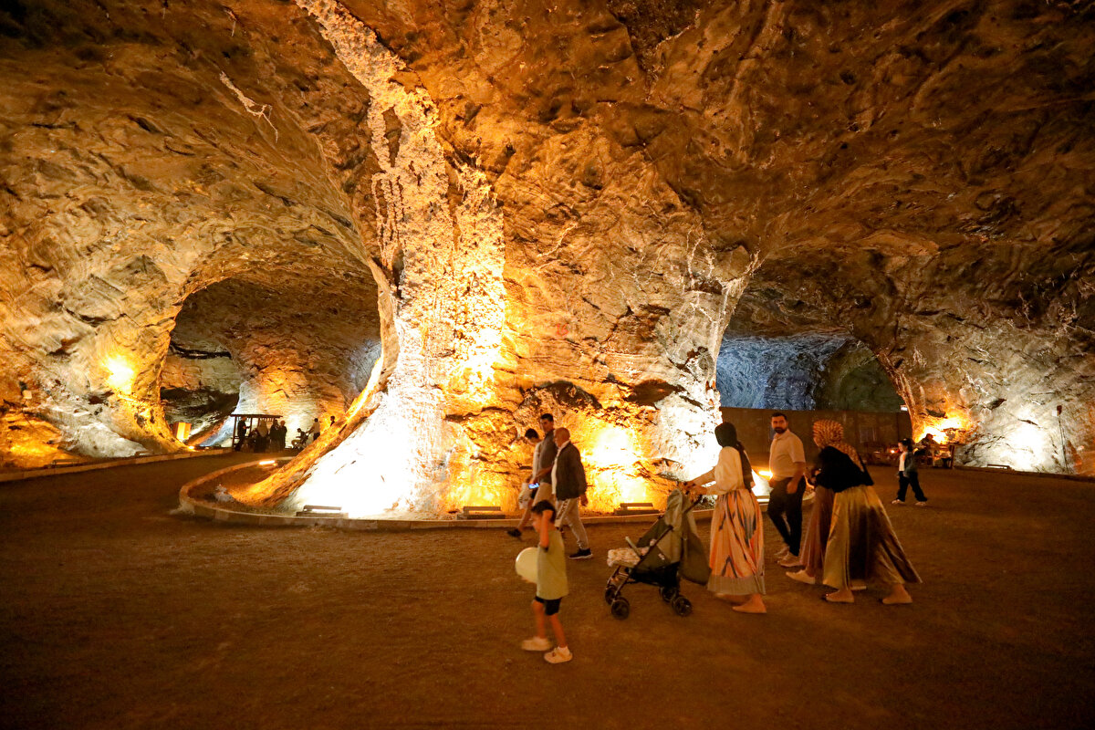 Yılın her mevsiminde 12 derece sıcaklığa sahip tuz mağaralarında serinleyen vatandaşlar, burada aileleriyle gezinti yapıp uzun süre vakit geçiriyor.<br><br>Mağaralar 3 ayda 60 bin ziyaretçi ağırladı.
