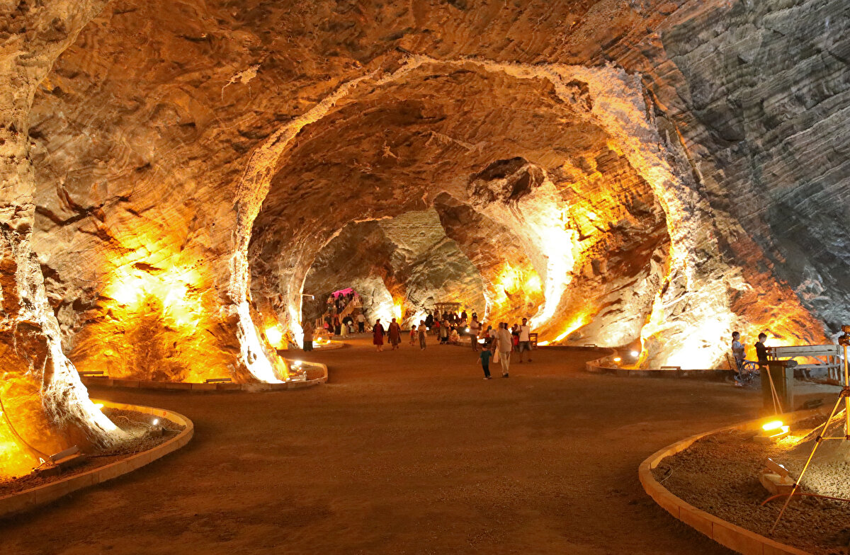 Bugüne kadar 300 bin civarında ziyaretçi geldi<br><br>Tuz Terapi Merkezi Müdürü Tuğrul Aras, AA muhabirine, açıldıkları 2021 yılından bu yana 300 bin civarında ziyaretçi kabul ettiklerini söyledi.<br><br>Son 3 ayda da 60 bine yakın ziyaretçi ağırladıklarını ifade eden Aras, "Ziyaretçiler burayı sağlık turizmi açısından, astım, bronşit, koah hastalıklarına tedavi merkezi olarak gördüklerinden ziyaret ediyorlar. Doğal güzellikleri nedeniyle de buraya geliyorlar. İçerisi sabit 12 derece sıcaklığa sahip, dışarıda 40-45 derece sıcaklık varken insanlar içeriye girip serinleyebiliyor." dedi.