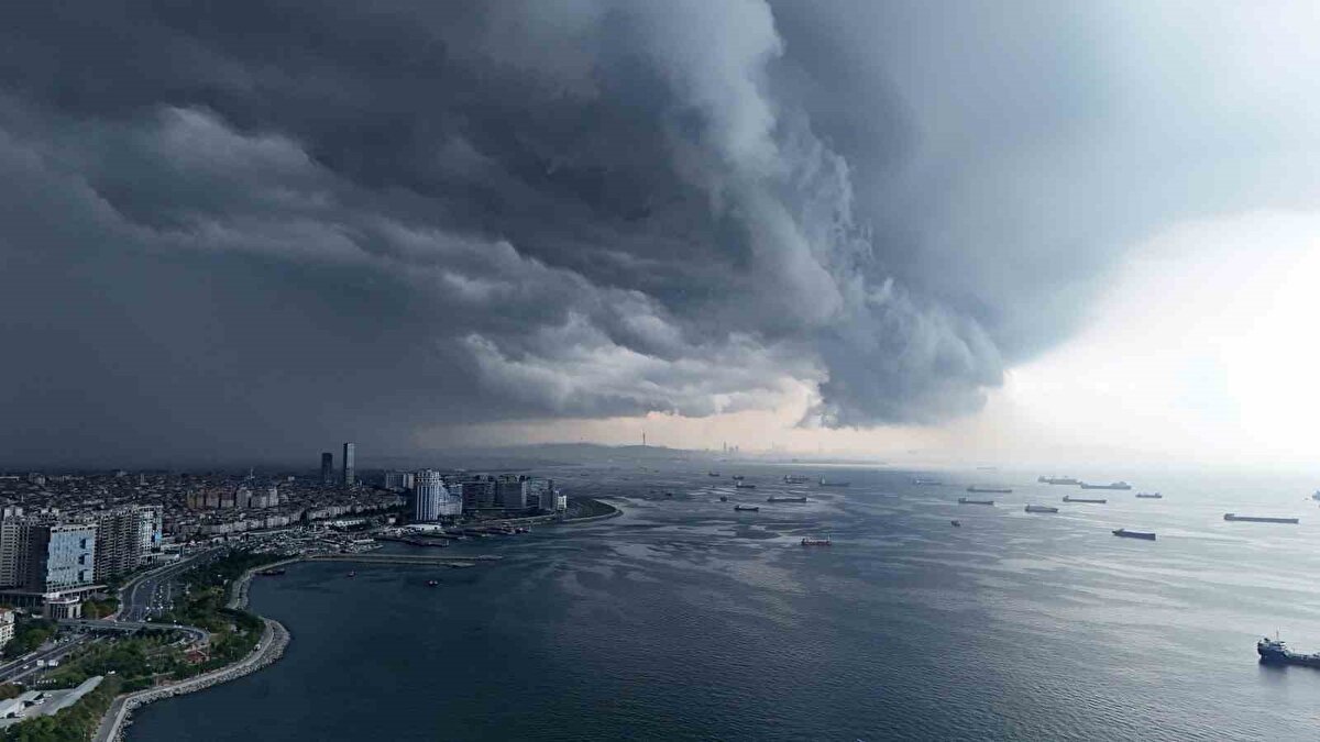 Marmara Denizi üzerine doğru hareket eden süper hücre bulutları yaklaşık 1 saat boyunca yoğun yağış bıraktı.
