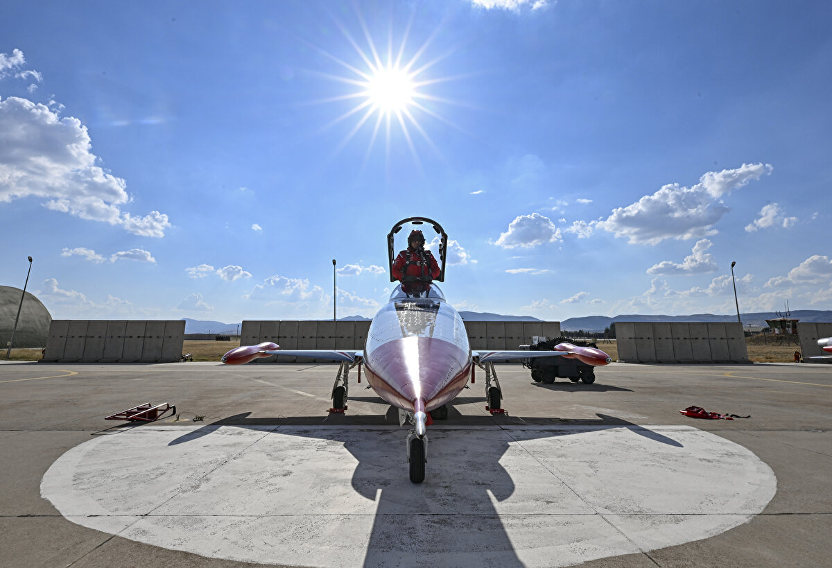 Türk Yıldızları ekibinin uçuş tesisatından sorumlu personel olarak görev yapan Kıdemli Üstçavuş Nejdet Adak ise "Öncelikle bu ekipte bulunmaktan büyük bir mutluluk ve gurur duymaktayım. Türk Yıldızları ekibinde uçuş tesisatlarından sorumlu personel olarak görev almaktayım. Uçuş tesisatları deyince aklımıza, kask, maske, harness ve G-Suit gelmektedir. Bu uçuş tesisatları pilotlarımızın güvenli ve konforlu bir şekilde uçuş yapmalarını sağlamaktadır. Ben de bu uçuş tesisatlarının daima uçuşa hazır bulundurulmasını sağlıyorum." ifadelerini kullandı.