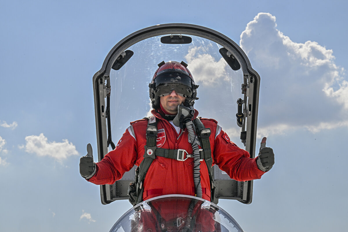 "Birçok gurur verici olaya tanık oluyoruz"<br><br>Türk Yıldızları Basın ve Halkla İlişkiler Subayı Üsteğmen Fatih Sağlam da gökyüzündeki gösteri uçuşunun yerdeki yönetimi ve yerdeki coşku hakkında şunları kaydetti:<br><br>"Öncelikle dünyada bir tim kurulduğunda Hava Kuvvetlerinin temsilcisi olarak görülür. Bu durum tabii ki bizde de böyle. Ancak bizim halkımızla gönülden bir bağ kurma olayımız var. Halkımızın bizim acılarımızla üzülüp başarılarımızla mutlu olmasıyla gösterilerimizde de birçok kez karşılaşıyoruz. Halkımızın gösterilerimizi izlerken gözlerinde oluşan nem, hayranlık uyandıran bakışlar, bir annemizin elini açıp dua etmesi gibi birçok gurur verici olaya tanık oluyoruz. Bu da bizim Türk milletine özgü olan kutsal bir enerjidir. Bizlerin de en büyük motivasyon kaynağıdır."