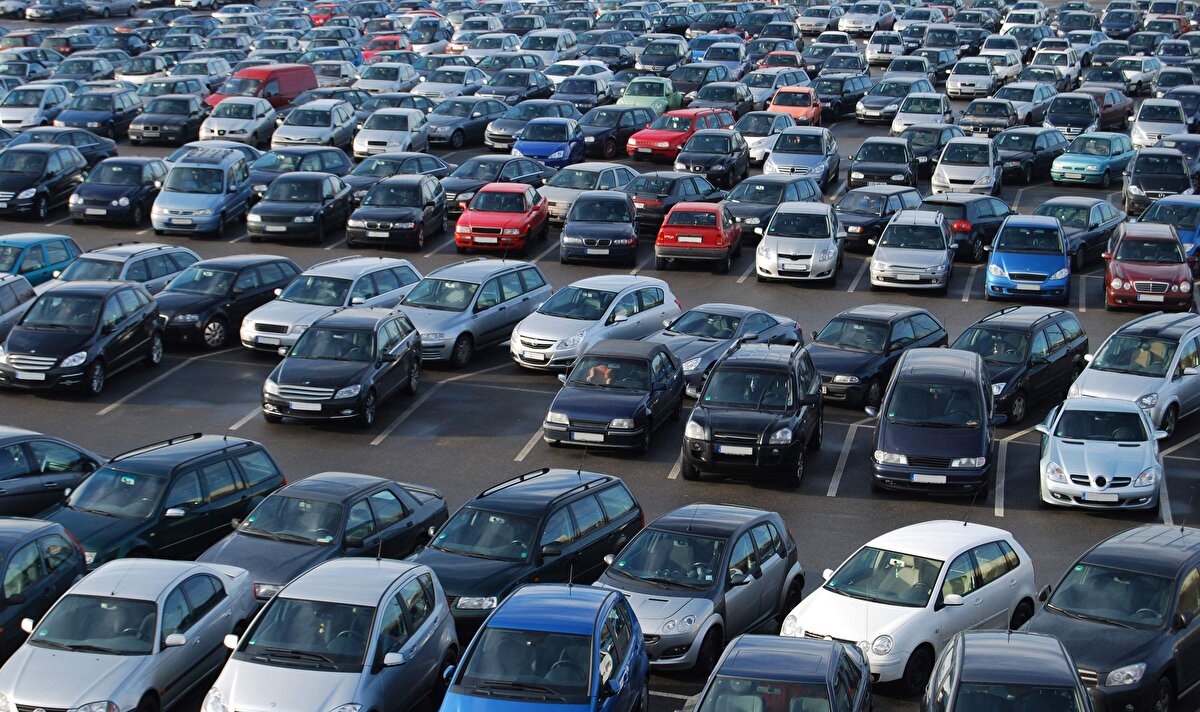 Yetki belgesi olmayan kişi ilan veremeyecek<br><br>İnternet üzerinden şahısların kendi aracını satmasıyla otomotiv sektöründeki fiyat oranlarının arttığına dikkat çeken Başkan Acıbadem, "Pandemi sürecinde herkes kafasına göre fiyatlar yazmasından dolayı araç üzerindeki şişen balonların da önüne geçecek. Yani burada galerici diyecek ki vatandaşa ’aracınızın değeri bu fiyat, satılmasını istiyorsanız işte şu rakamdan ilanı koyduğumuz zaman satabiliriz.’ Burada yasal yükümlülüğü de yetki belgesi olan galerici almış olacak. Yani diğer türlü vatandaş ya tutarsa deyip işte bazı malum sarı sayfalar, internet siteleri üzerinden bir ilan ücretsiz veriyor o ücretsiz ilanı aracının değeri de 1 milyon liraysa işte 1 milyon 100 bin olarak ilana koyuyordu. Ya tutarsa mantığıyla aslında bu da enflasyonu körüklemiş oluyor. Fiyatların artmasına sebep oluyor. Burada bu işi bilen birinin refakatinde hem de sonrasında sadece alıcının ve satıcının buluşmasından sonra bu işin resmi boyutunu da takip etme noktasında firmanın dahil olması bence isabetli olacak diye düşünüyorum" diye konuştu.