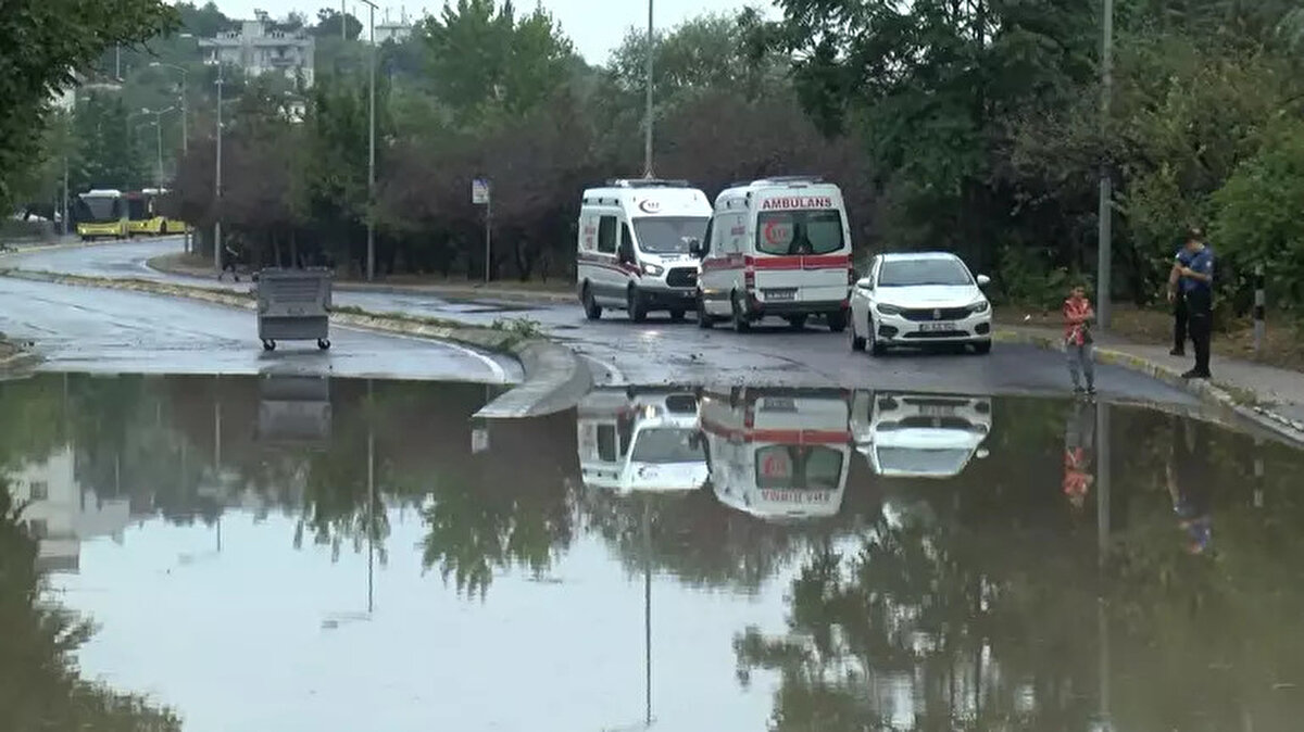 Göle dönen 23 Nisan Caddesi’nde polis ekipleri çevrede önlem alarak, yolu trafiğe kapattı. Suyun tahliye edilmesi için bölgeye belediye ekipleri çağrıldı.