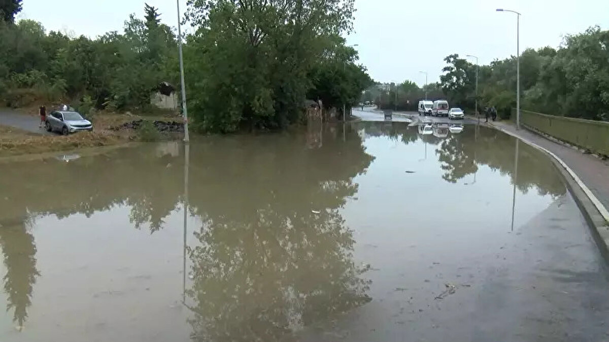 Tuzla, Mimar Sinan Mahallesi ve Aydınlı Mahallelerinde sağanak yağış nedeniyle bazı cadde ve sokaklar göle döndü. Sürücüler yolda ilerlemekte güçlük çekti.