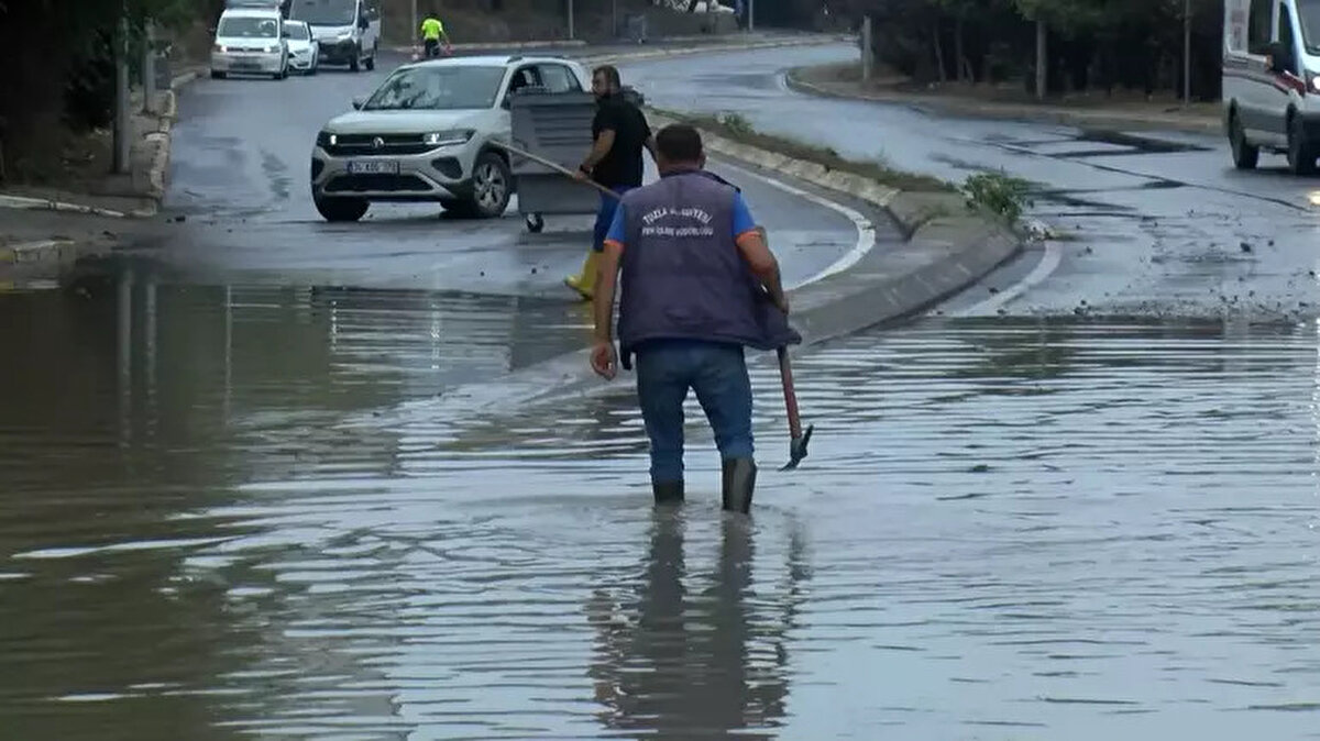 Yoldaki tıkanan rögar kapakları temizleyerek su tahliye edildi. Suyun çekilmesinin ardından cadde trafiğe yeniden açıldı.