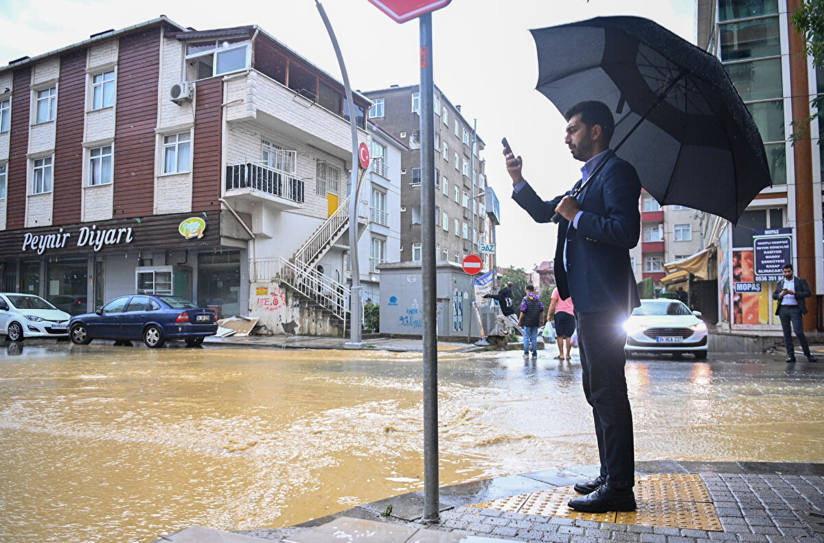 Meteoroloji Genel Müdürlüğü İstanbul için gök gürültülü sağanak yağış ve ani sel, su baskını ve yıldırım uyarısı yapmıştı. İstanbul’da sabah saatlerinde aralıklarla etkili olan yağış, hayatı olumsuz yönde etkiledi.