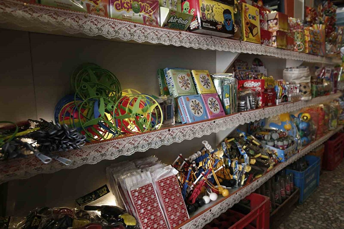 "Artık eskiye dönük yaşamayı seviyorlar"<br><br>Eskiye dönük bir özlemin günümüzde popüler olduğunu söyleyen işletme sahibi Bayram Özdoğan, “Tüm halkımızda da ülkemizde de şu an bu var, eskiye dönük yaşamayı seviyorlar. Çünkü o zamanlar herkes daha mutluydu çünkü yoktu. Yok olan şey daha kıymetli oluyor. Biz de 90’ları yaşatabileceğimiz ne olur diye düşündük. O döneme ait eşyalar, özelikle 90’lara ait bakkal ürünleri aklımıza geldi. Amacımız o dönemi yaşatmaktı, o dönemi yaşatabilmek için de bunlara ihtiyaç vardı. Bunlar da bizim çocukluğumuzun ürünleri. Oynadığımız bilyeler, leblebi tozları, aklınıza gelebilecek tetrisler, lazerler o döneme ait ürünler. Buraya gelen misafirlerimiz bunları gördüğü vakit o yıllara dönebiliyorlar. O yıllara dönen insanlar sizin olduğunuz gibi çok mutlu oluyorlar” dedi.