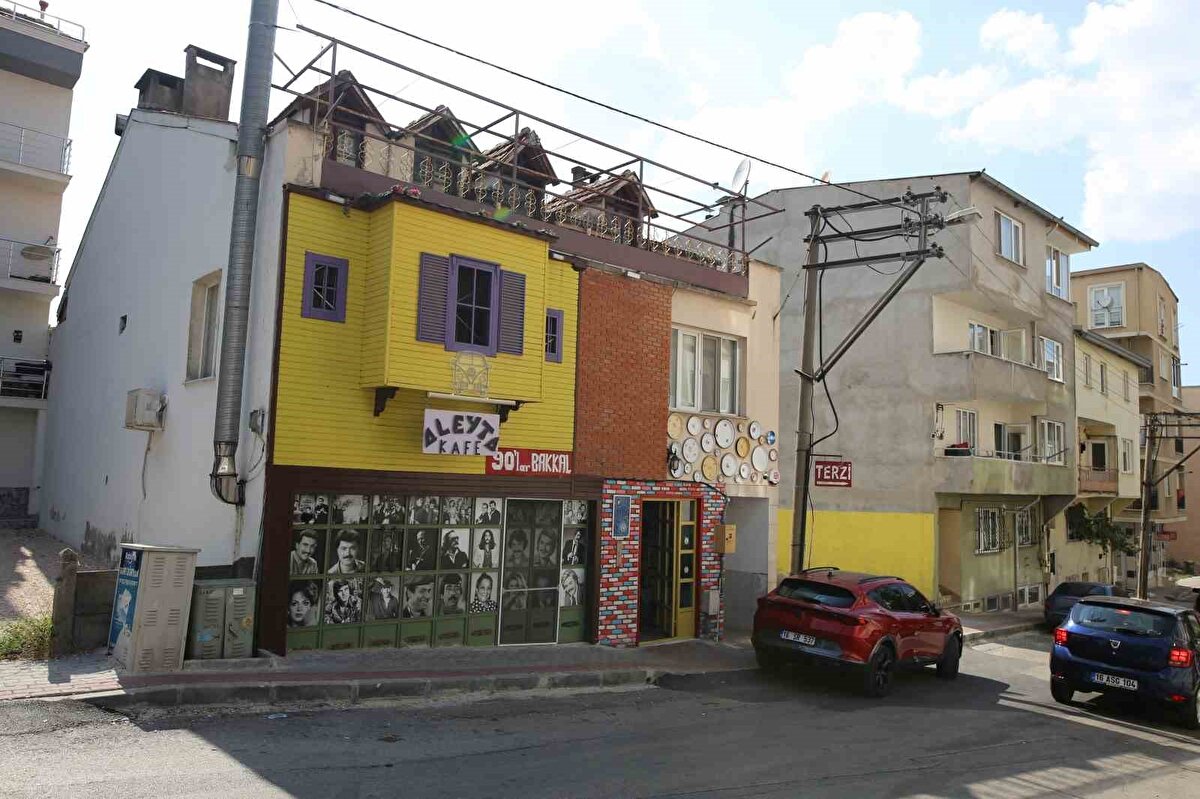 Bursa’nın Osmangazi ilçesinde hizmet veren 90’lar bakkal, tasarımı ve raflarında bulunan ürünler ile misafirlerini kısa bir nostalji turuna çıkarıyor. 90’lı yıllarda bakkallarda satılan ürünlerin aynı ambalajlarda ve konseptle sunulmasıyla ziyaretçilerin hatırları yeniden canlanıyor. O dönemleri görmemiş müşteriler ise büyüklerinin hep özlemle andığı o ortama bir nebze de olsa şahitlik etmiş oluyor. 90’lı yıllarda çocukların favorisi ürünler şimdi ise yeni neslin minik ziyaretçilerine sunuluyor. Aynı zamanda 90’larda yaşanan samimiyeti misafirlerine yaşatmak isteyen bakkal veresiye defteri de tutuyor.