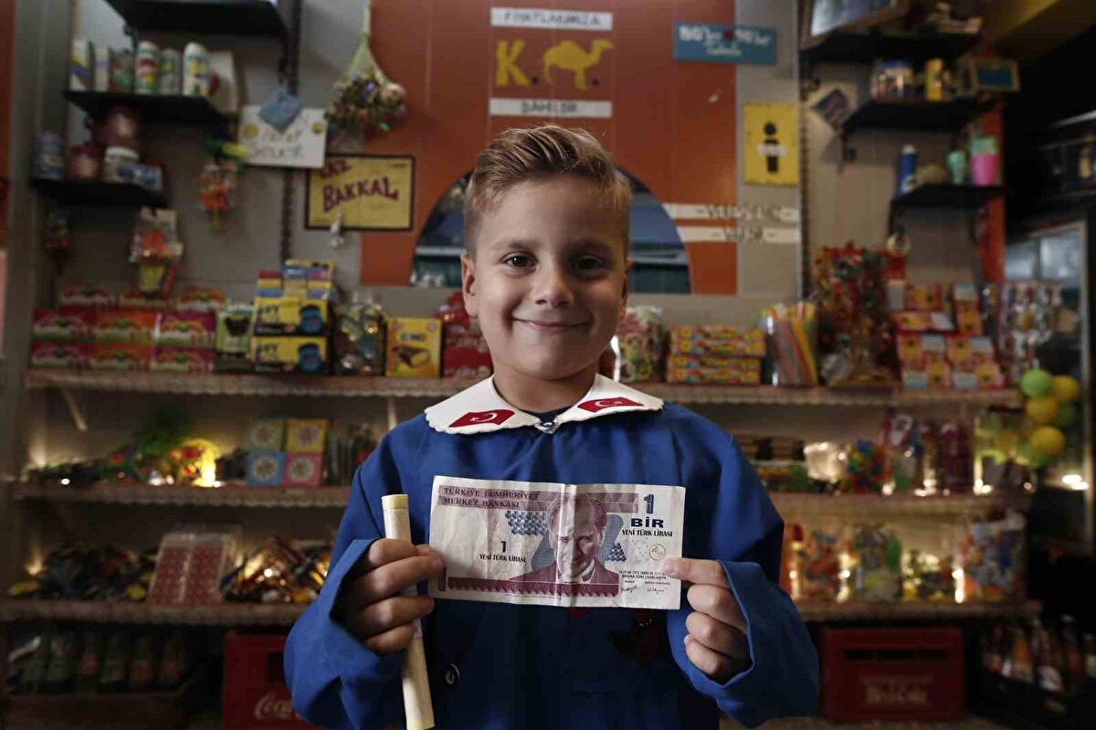 Bakkalın dekorasyonundaki çoğu şey hediye<br><br>Yaşlıların atmaya kıyamadığı 90’lı yıllarda kullanılan ürünlerini getirip değerlenmesi için işletmeye hediye ettiklerini aktaran Özdoğan, “Aslında bakarsanız yeni dönem çocukların hiçbiri bunları bilmiyor o yüzden bizim hedefimiz aileler. Anne, baba ’bak oğlum biz bu dönemde bununla oynuyorduk’, ’buna ulaşabilmek için çaba sarf ediyorduk’ diyorlar. Anne babalar üzerinden çocuklara dokunmaya çalışıyoruz. Onun için de 90’lar bakkalımız var. Bu ürünlerin bir kısmı halihazırda var olan ürünlerdi diğerlerini de zaten buraya gelen misafirlerimiz getirdiler. Dükkanın çoğu zaten hediye bunun sebebi de yeni nesil gençler evde bunları istemiyorlar eski nesil de atmaya kıyamıyor. Ne yapalım diye düşündüklerinde, buraya getiriyorlar” ifadelerini kullandı.