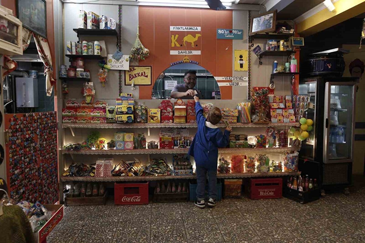 "Ürünleri bulmak gerçekten çok zor"<br><br>Ürünleri özel siparişle hazırlattığını söyleyen Bayram Özdoğan, “Bunları bulmak gerçekten çok zor. O yıllara ait ürünleri üretiyor olabilmeniz lazım. Biz şu an buradaki ürünlerin genelini özel olarak yaptırıyoruz. Birkaç tanesi ancak buradaki büyük toptancılarda bulabiliyorsunuz. Ama geneli farklı şehirlerde farklı firmalara özel olarak ürettiriyoruz” dedi.