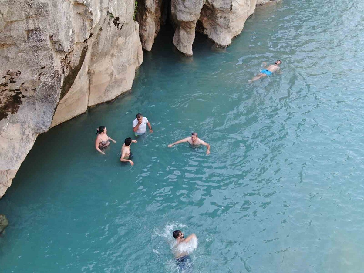 Çöpünüzü bırakmayın, doğanın bize değil, bizim doğaya ihtiyacımız var. Bu günkü gezimizde hava sıcaktı ama su soğuktu. Yazın sıcağında üşümek güzeldi. Biz serinlendik ve eğlendik” dedi.