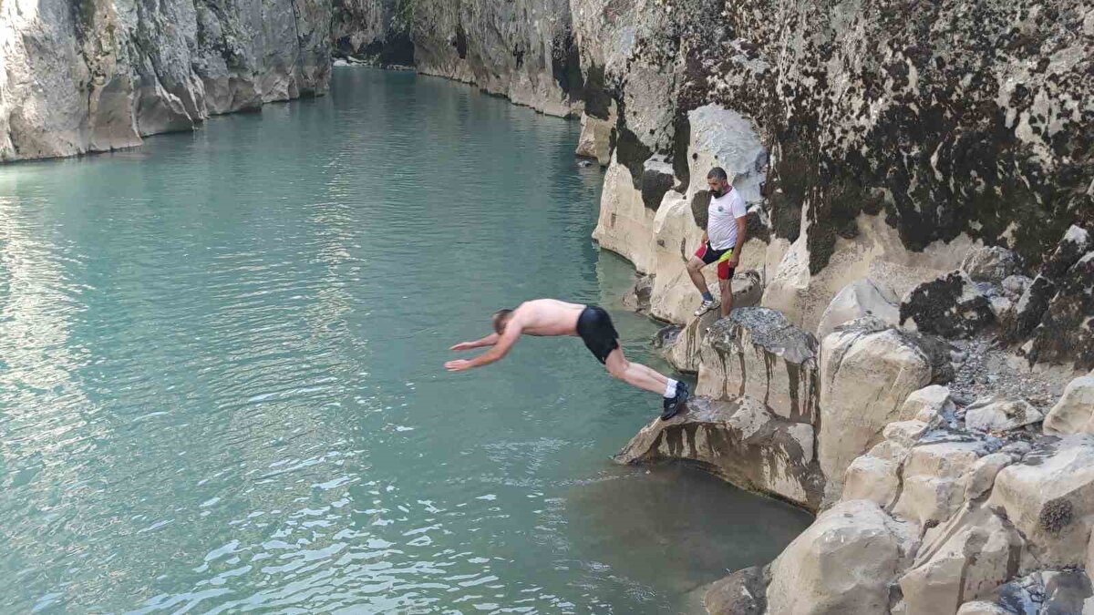 Van’da öğretmenlik yaptığını ve beş buçuk yıldır burada yaşadığını söyleyen Asya Varlı, “buradaki geçen zamanlarımın çoğunlukla doğada geçirmeye çalışıyorum. Bu imkanı da çeşitli doğa dernekleri ile değerlendirmeye çalışıyorum. Bu sene Vadi Doğa Spor Kulübü ile beraber Masiro Kanyonu’na ikinci gelişim. Daha önce de gelmiştim. Şimdi daha keyifli bir zaman denk geldim. Su harika, gece kamp yapacağız, ertesi günde yine burada keyifli bir gezi yapacağız” dedi.