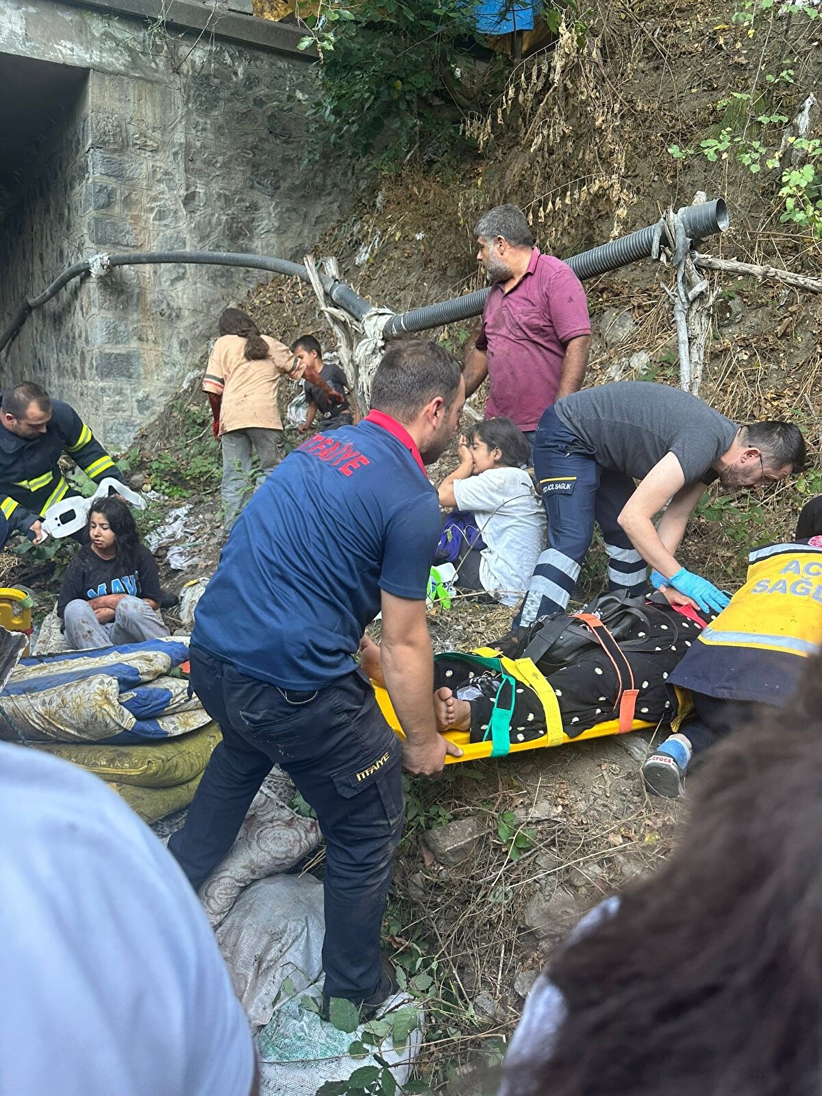 Kazada, aralarında çocukların da bulunduğu 26 kişi yaralandı. Yaralılar, ihbar üzerine kaza yerine sevk edilen sağlık ekiplerince Niksar Devlet Hastanesi'ne kaldırılıp, tedaviye alındı. 