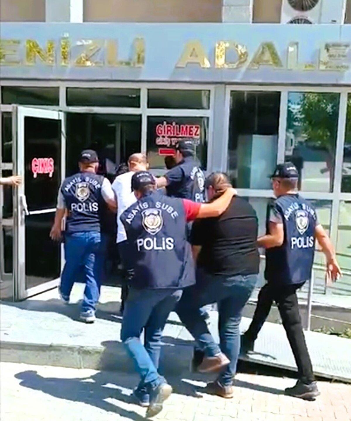 Gözaltındaki işlemlerinin tamamlanmasının ardından adli makamlara sevk edilen şüphelilerden 3’ü “Nitelikli Dolandırıcılık ve Resmi Belgede Sahtecilik” suçlarından tutuklanırken, diğerleri ise adli kontrolle serbest bırakıldı.