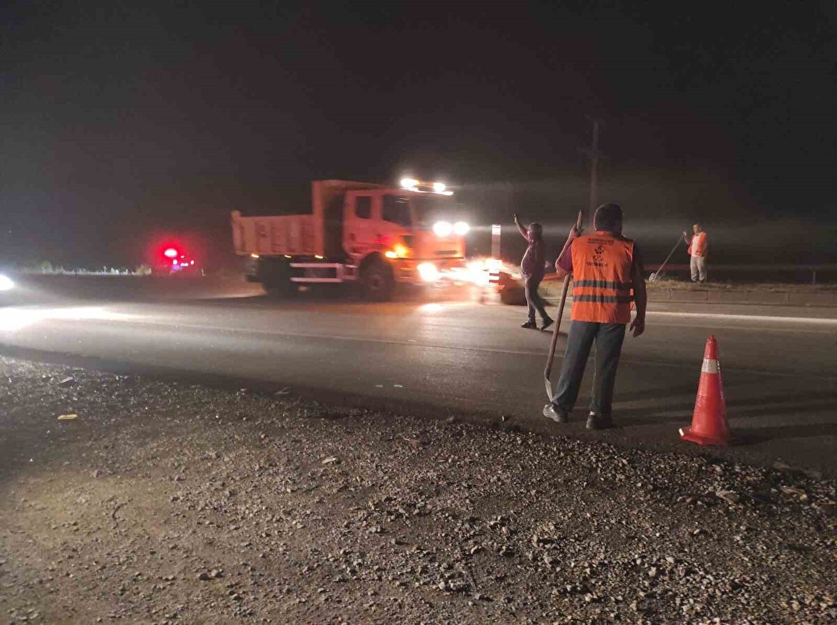 Yaralılardan A.D. (52) ile E.S.D’nin (21) ise hayati tehlikelerinin bulunduğu öğrenildi. Kaza nedeniyle kara yolunda ulaşım bir süre kontrollü olarak sağlandı.