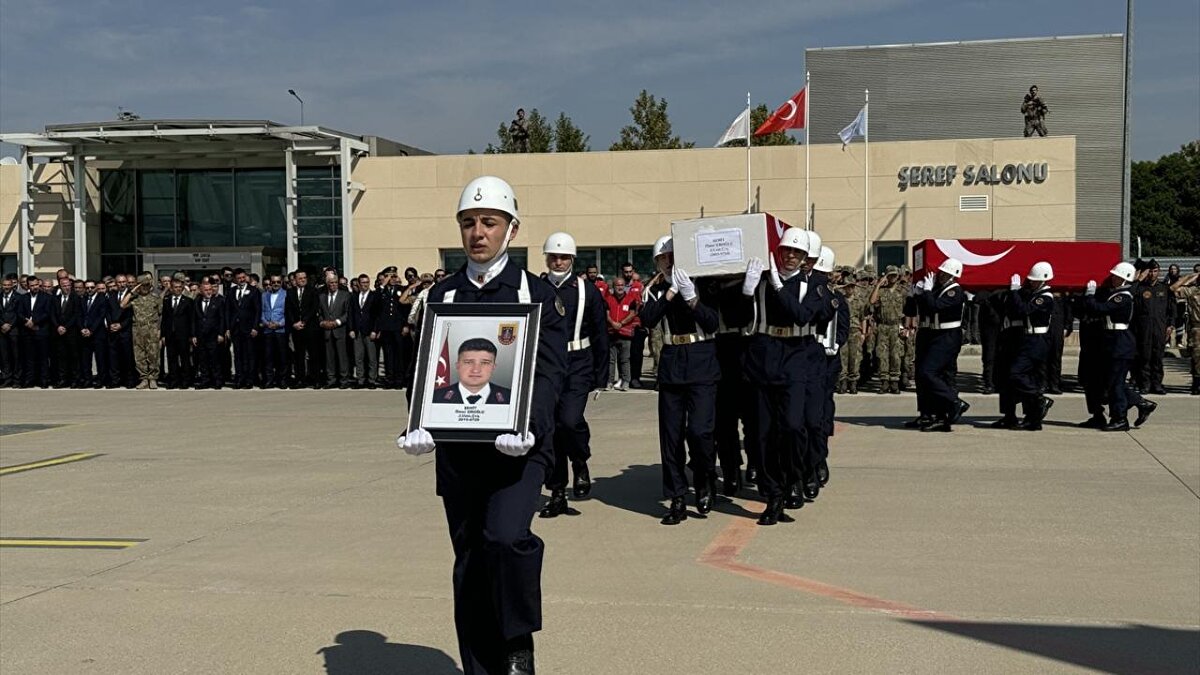 Daha sonra şehitlerin Türk bayrağına sarılı naaşları meslektaşlarının omuzlarında taşınarak, nakledildikleri uçaklarla memleketlerine uğurlandı.
