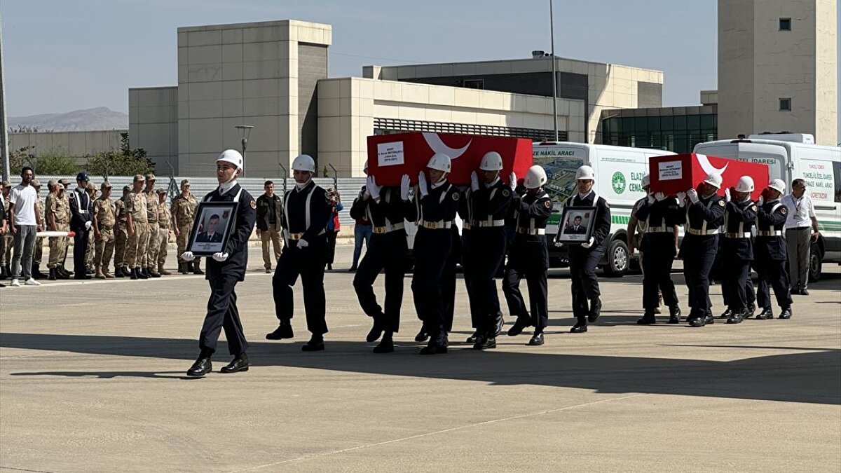 Ovacık ilçesinde görev esnasında zırhlı aracın devrilmesi sonucunda şehit olan jandarma uzman çavuşlar Ömer Eroğlu, Mehmet Aykanat, Orhan Burak Büyükçaylı ve jandarma uzman onbaşı Doğan Kızılateş`in cenazesi törenin yapılacağı Elazığ Havalimanı`na getirildi.