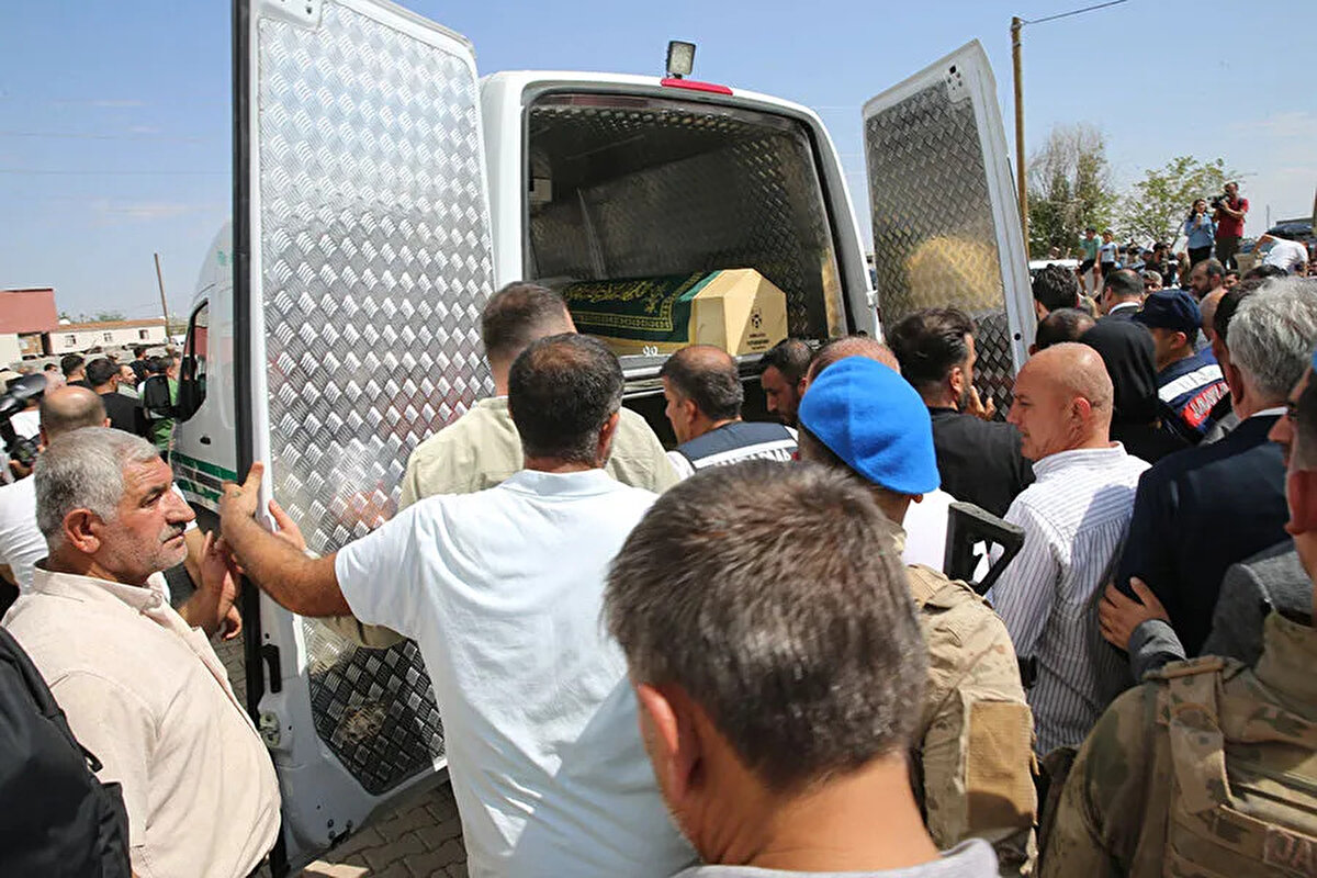 Daha sonra İl Müftüsü Büyük tarafından cenaze namazı kıldırıldı. Namazın ardından Güran'ın cenazesi, omuzlarda ambulansa konuldu.