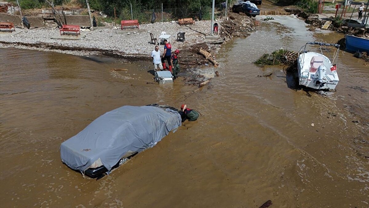 Mahallede yaklaşık 12 yıldır ikamet eden emekli doktor Cevdet Yılmaz da gerekli önlemlerin alınmasını istedi.