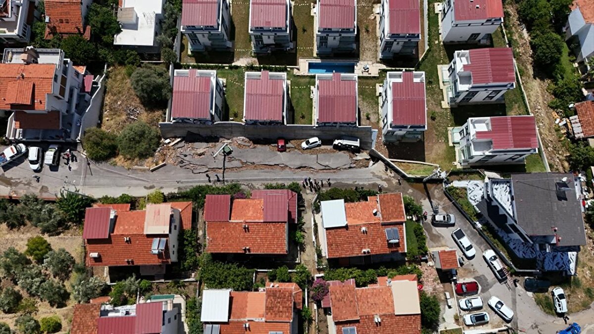 Ahmetbeyli Mahallesi`nde ise derenin taşması sonucu Maydonoz Koyu`ndaki yolun bir bölümü çöktü. Yolda park halindeki otomobillerden biri ile koyda bağlı olan teknelerden bazıları denize sürüklendi.