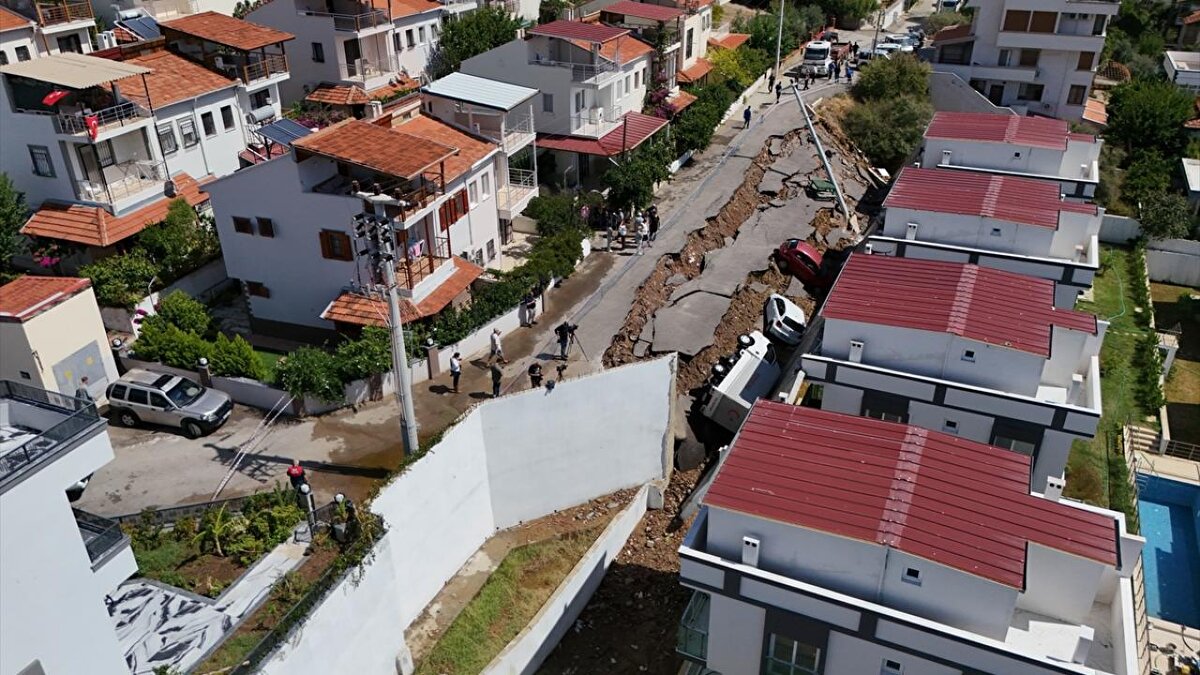 "Su seviyesi göğüs hizamızdaydı"<br>Aynı bölgede derenin taşması nedeniyle evinde su baskını yaşanan Lami Ülkümen de sabaha doğru suların eve girmeye başladığını belirterek, "Su seviyesi göğüs hizamızdaydı. Evde anneannem ve 3 yaşında çocuğumuz da vardı. Kendimizi yukarıya zor attık. Canımıza bir şey gelmediğine şükrediyoruz ama çok büyük felaketti, çok korktuk" diye konuştu.