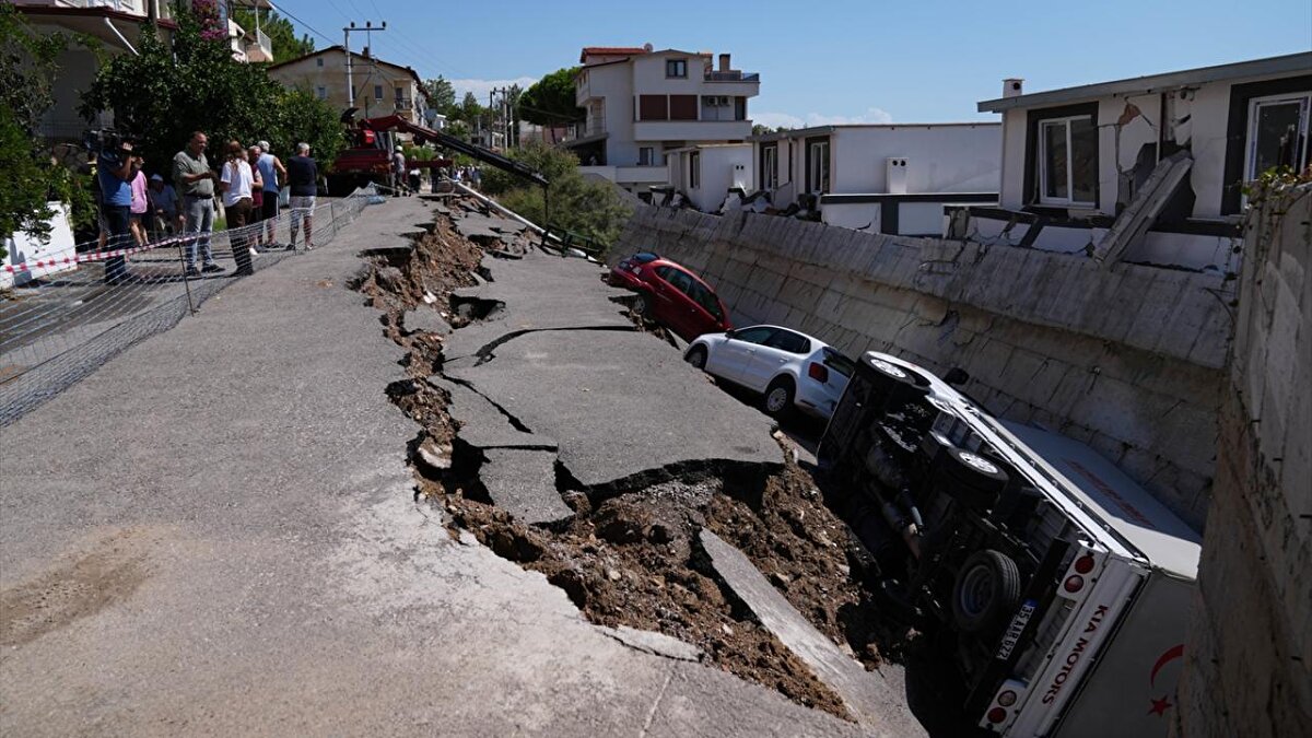 Ev ve otomobillerinin kullanılmaz hale geldiğini anlatan Ülkümen, "Maddi boyutu nedir bilmiyorum ama ciddi bir zararımız var. Arabamız kapının önündeydi, 300 metre kadar sürüklenmiş. Allah`tan denize gitmeden bir yerde durmuş" dedi.
