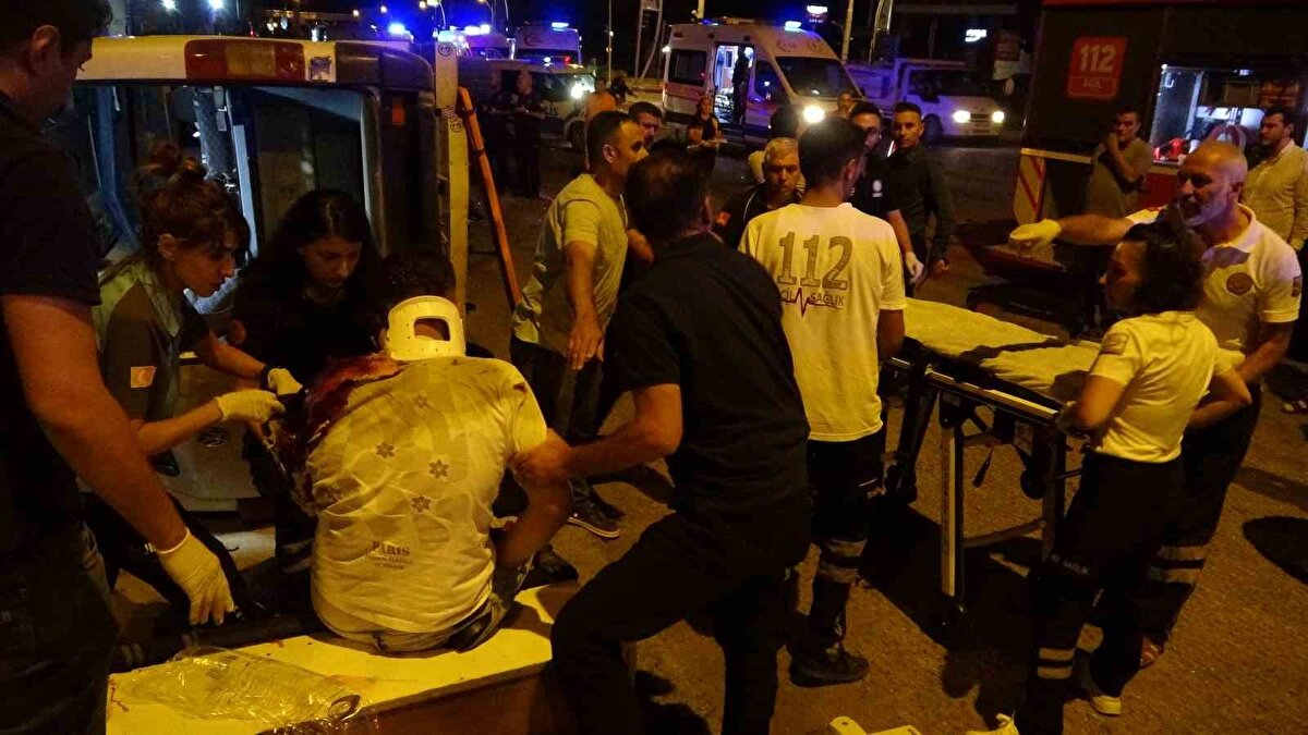 Kaza haberini alarak olay yerine gelen kazazede yakınlarının sinir krizi geçirdiği olayda polis ekipleri hastanelerde güvenlik önlemi aldı.