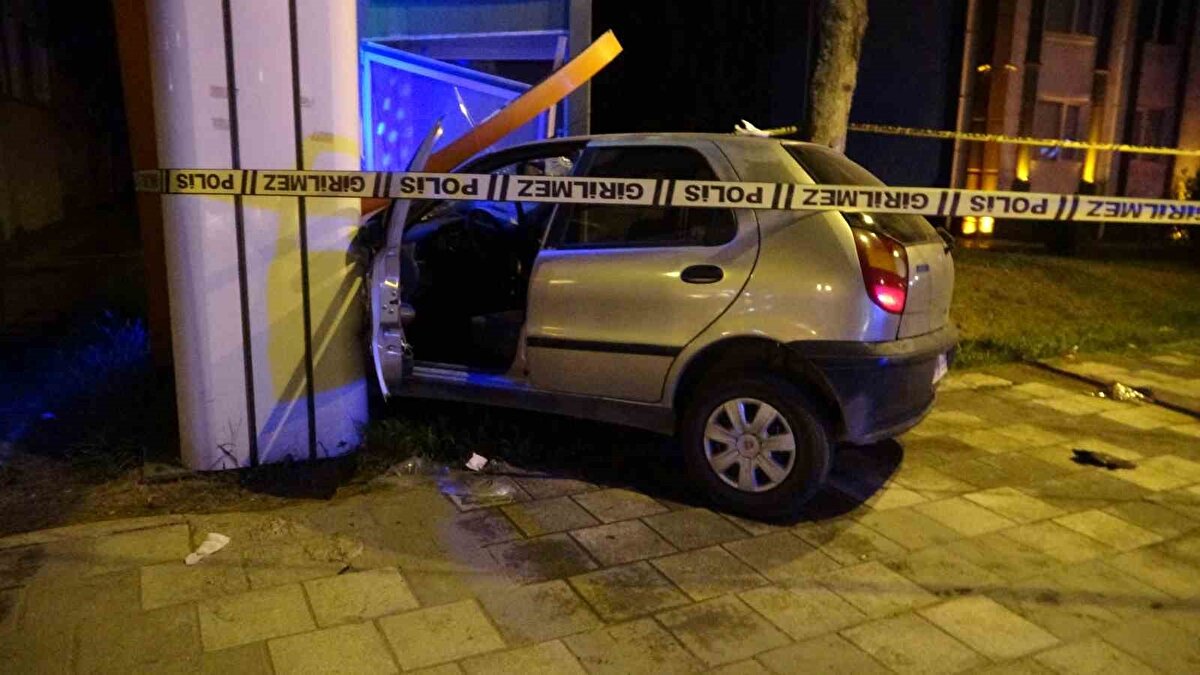 Tedbir amaçlı kazanın yaşandığı şerit trafiğe kapatılırken, yaralanan 13 kişi kentteki çeşitli hastanelere kaldırıldı. Servis aracının sürücüsü olduğu ileri sürülen ve olay yerinde hayatını kaybettiği belirlenen Cumali Ekici’nin cenazesi ise uzun uğraşlar sonucu bulunduğu yerden çıkarıldı.