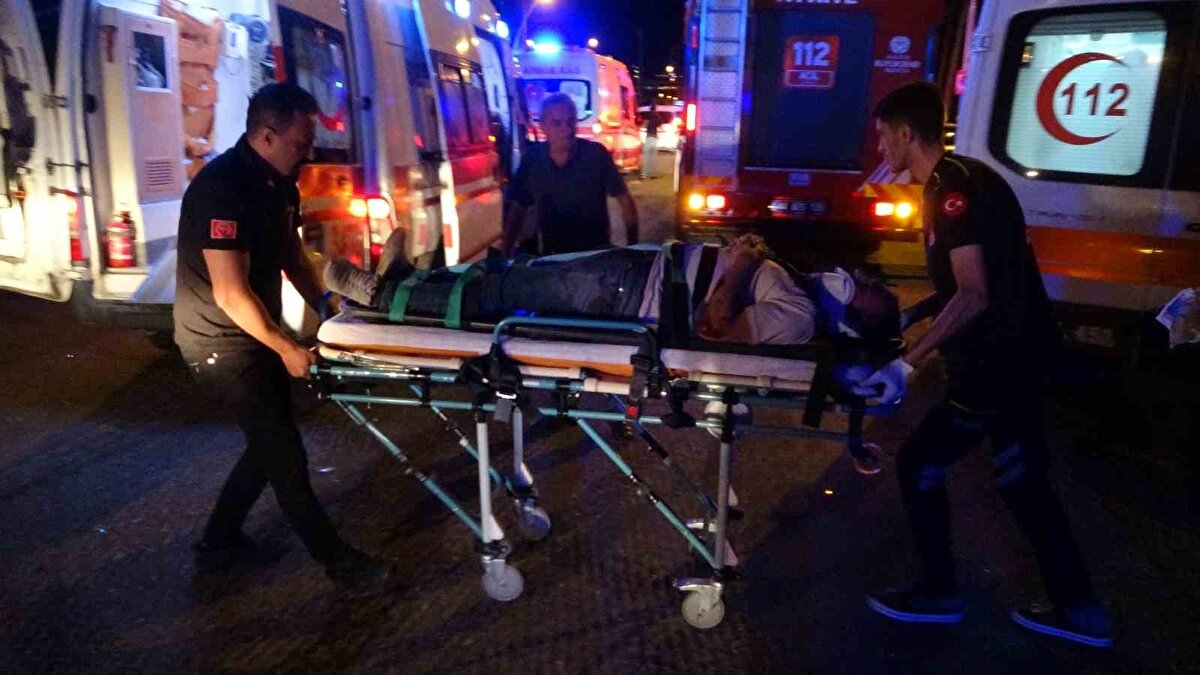 Çarpışman şiddeti ile otomobil kaldırıma savrulurken, servis aracı ise yan yatarak devrildi. Feci kazada yola savrulan yaralılara ihbar üzerine bölgeye sevk edilen sağlık ekipleri müdahale etti.