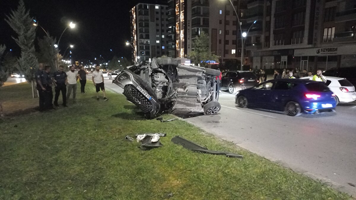 Kaza, 22.10 sıralarında Yeşilyurt ilçesi Tecde Mahallesi’nde meydana geldi. Edinilen bilgilere göre, Altın Kayısı Bulvarı üzerinde seyreden A.K. yönetimindeki 44 AAK 644 plakalı araç, aynı yöne seyreden M.A. idaresindeki 44 NV 754 plakalı otomobile çarptıktan sonra çıktığı orta refüjde takla atarak yaklaşık 60 metre sürüklendi. 
