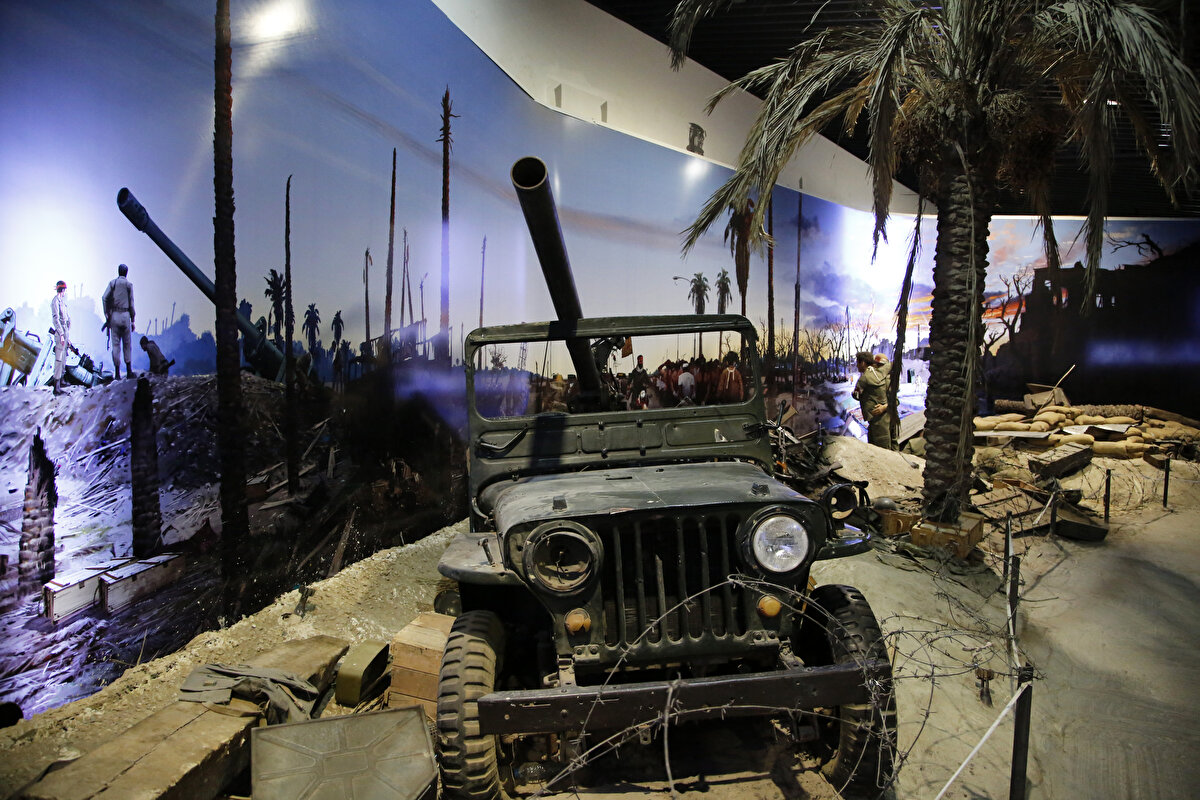 Tahran Belediyesi tarafından Genelkurmay Başkanlığı bünyesinde inşa edilen ve 2010'dan bu yana hizmet veren Ulusal Devrim ve Kutsal Savunma Müzesi; 8 yıl devam eden kanlı savaşta kullanılan füzeler, roketler, füze rampaları, roketatarlar, uçaklar, helikopterler, patlayıcıların yanı sıra temsilî askerler, savaş karargâhları ve savaş sırasında kentlerin üzerine bombaların yağdırıldığını anlatan etkileyici canlandırmalarıyla ziyaretçilerini adeta o günlere götürüyor.