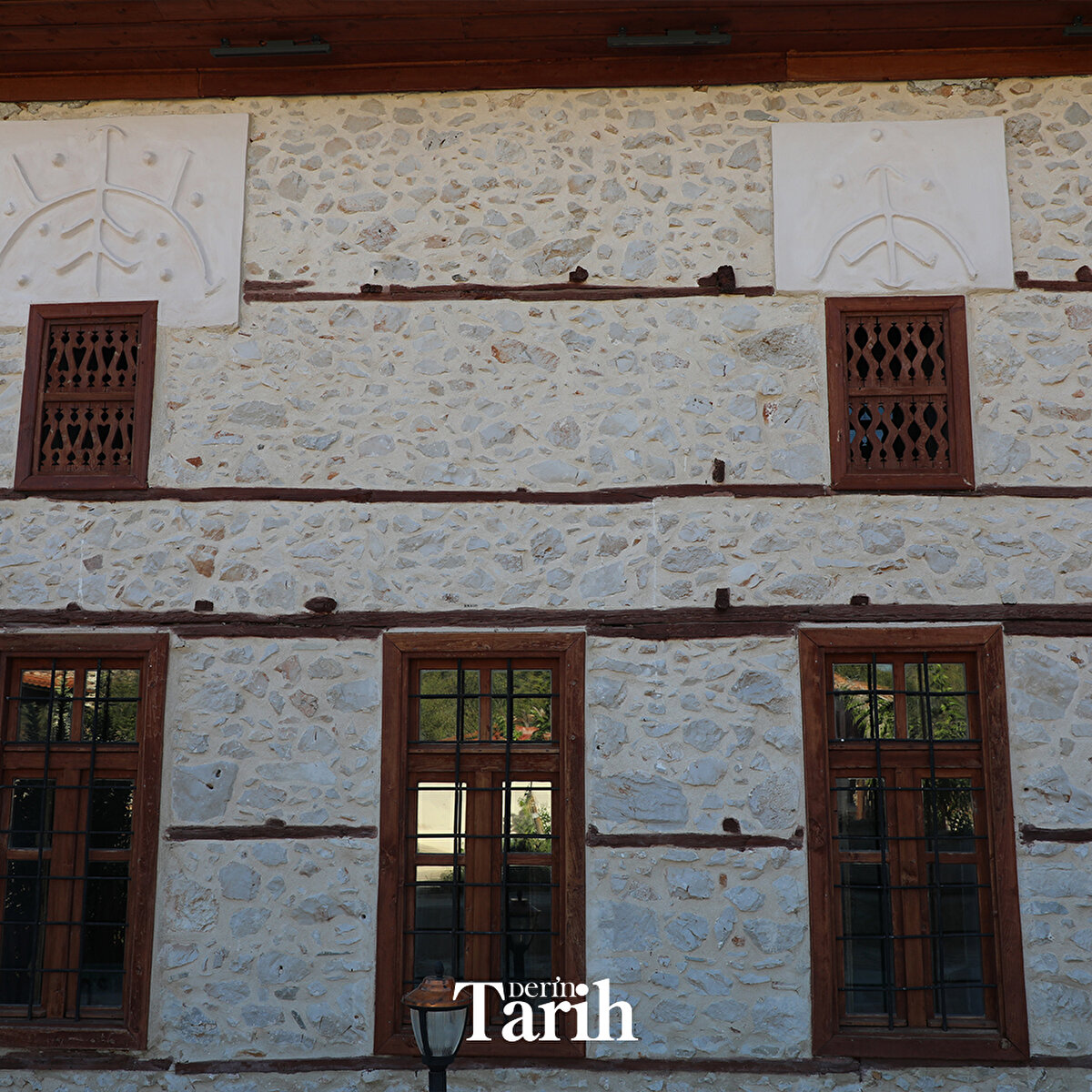 Uzmanlarca yapının ahşap çatısı, dayanıklılığını yitiren duvarları, avlu zemini ve tuvalet bölümü yenilendi.