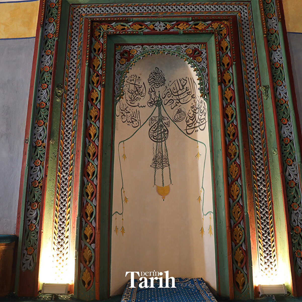 Sarıhacılar Mahallesi Muhtarı Mehmet Yıldırım, AA muhabirine, mahallenin tarihi yapılarının özgün halleriyle koruması nedeniyle yerli ve yabancı turistler tarafından yoğun ilgi gördüğünü anlattı.