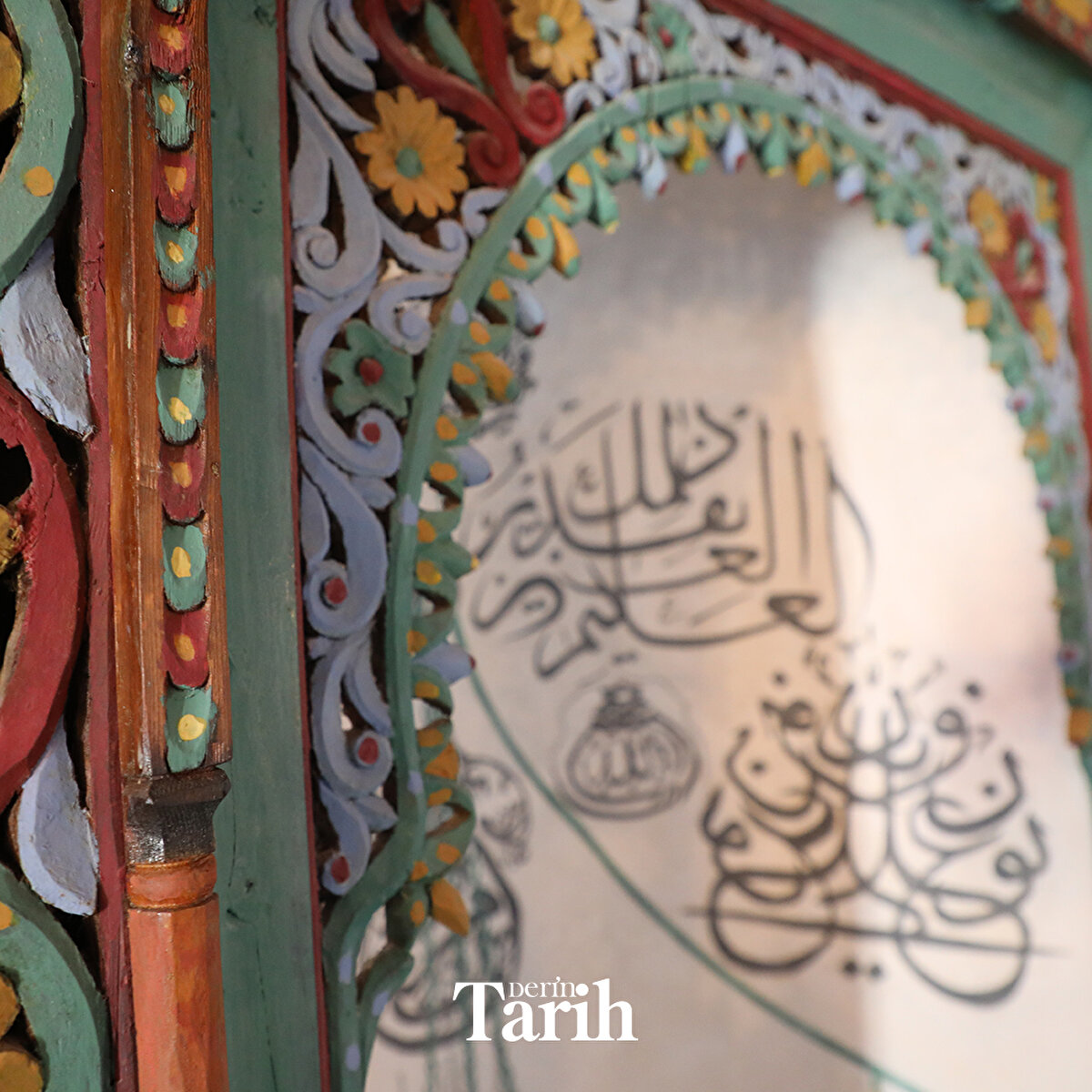 Mahalle sakinlerinden Mehmet Orhan Can da "Cami yerli ve yabancı turistlere son derece ilginç geliyor ve çok rağbet görüyor. Bir nevi mahallemizin odak noktası haline geldi. Birçok ziyaretçinin buraya gelmesine vesile oluyor. Haliyle mahallemizin tanıtımına katkı sağlıyor." diye konuştu. Can, camideki akustiğin, tek parça katran ağacından yapılan ve kök boyalarla renklendirilen mihrabın misafirlerin dikkatini çektiğini dile getirdi.