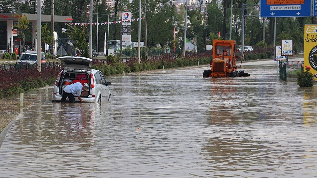 KASTAMONU<br>Turuncu uyarı Fırtına ve gök gürültülü sağanak bekleniyor.