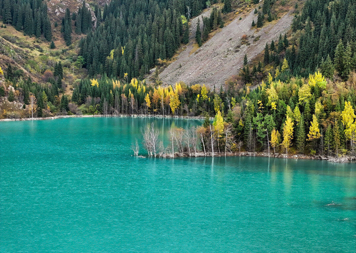 Efsaneleriyle de gezginleri etkileyen gölün suları, güneşli günlerde turkuaz rengine dönüyor, yağmurlu saatlerde ise gri bir renk alıyor.
